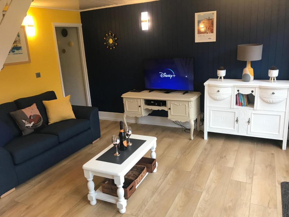 Foxes Sea Side Retreat Deluxe Chalet Is A Lovely Holiday Home Tucked Away On The Kent Coast Kingsdown  Exterior photo
