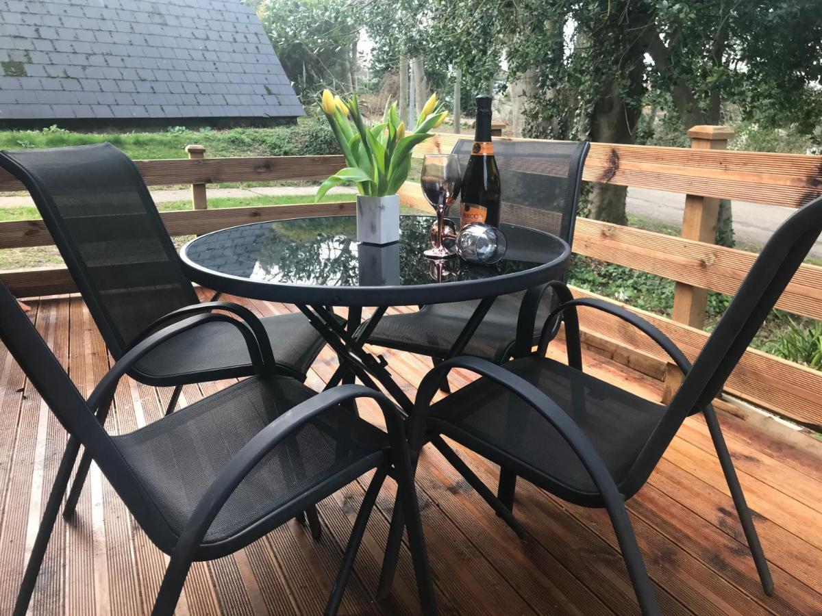 Foxes Sea Side Retreat Deluxe Chalet Is A Lovely Holiday Home Tucked Away On The Kent Coast Kingsdown  Exterior photo